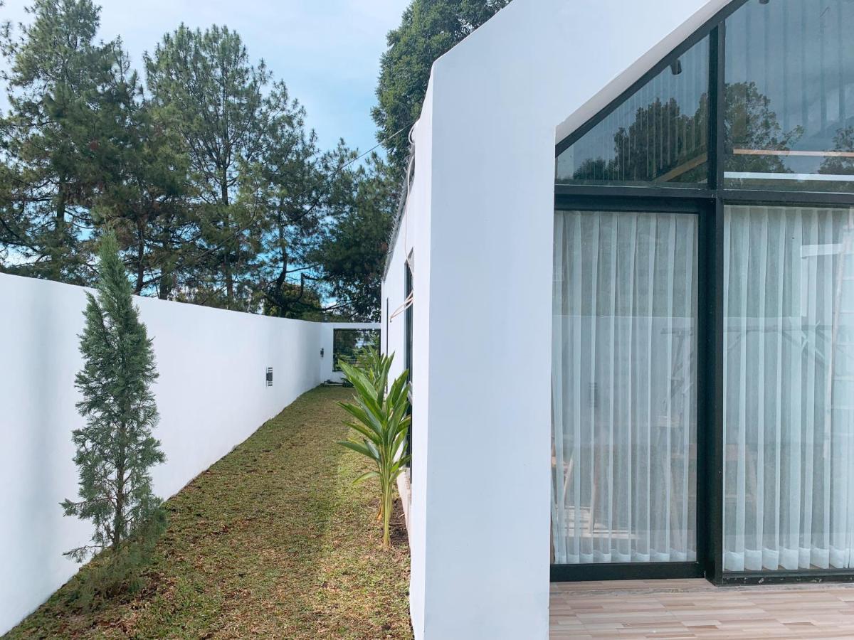 Casa De Gaudi Lembang Villa Eksteriør billede