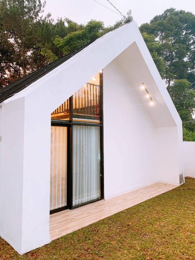 Casa De Gaudi Lembang Villa Eksteriør billede