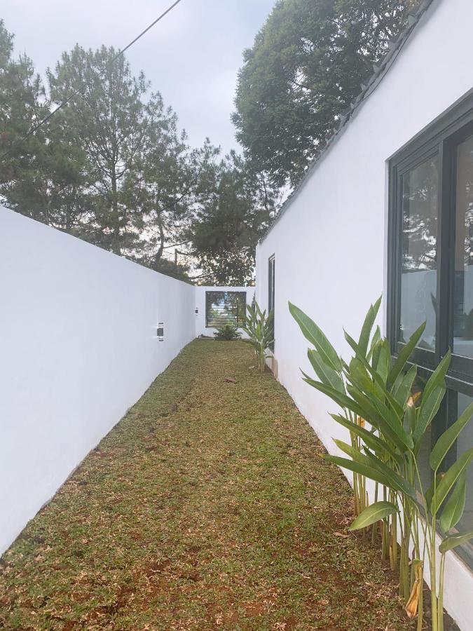 Casa De Gaudi Lembang Villa Eksteriør billede